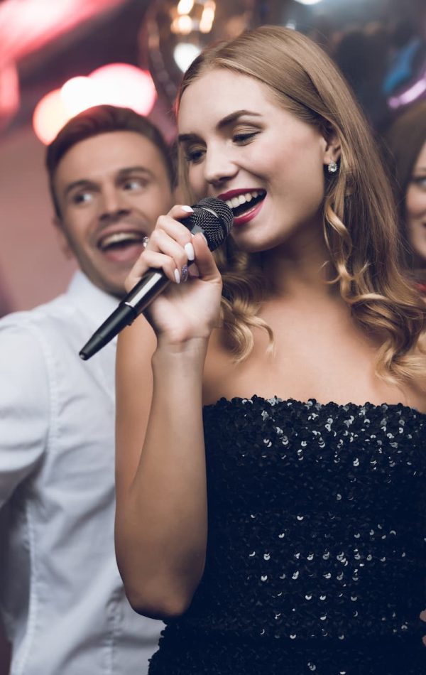 woman-black-dress-is-singing-songs-with-her-friends (2)